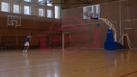 Breiter-Afroamerikanischer-Schwarzer-College-Basketballspieler-übt-Alleine-Auf-Dem-Hallenplatz-Würfe.-4K-UHD-120 fps-Zeitlupen-Rohmaterial-In-Abgestufter-Qualität